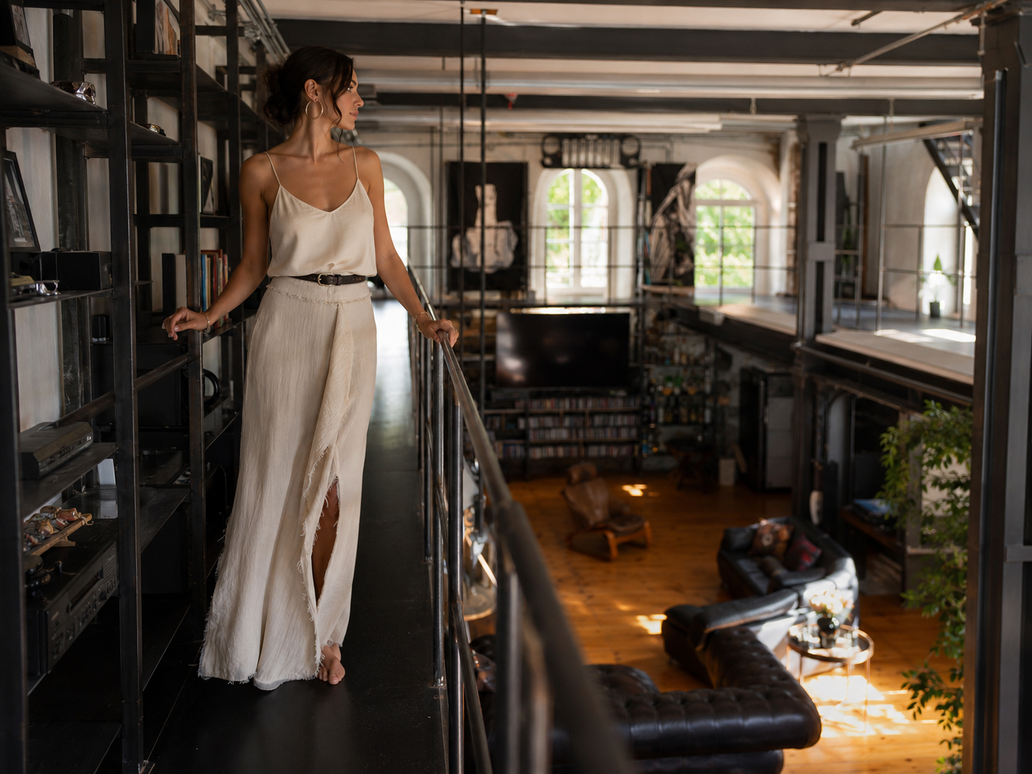 Model auf Galerie mit Fensterlicht und Blick in das Black Steel Loft
