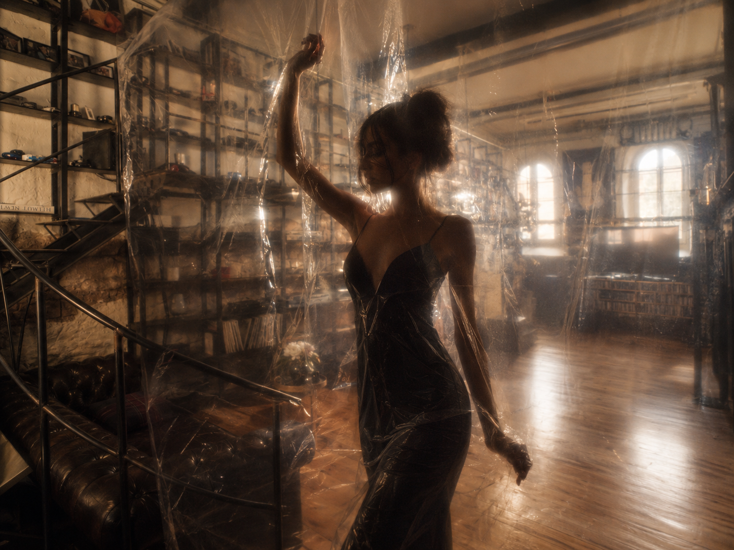 Model hinter transparenter Folie mit warmem Gegenlicht im Black Steel Loft