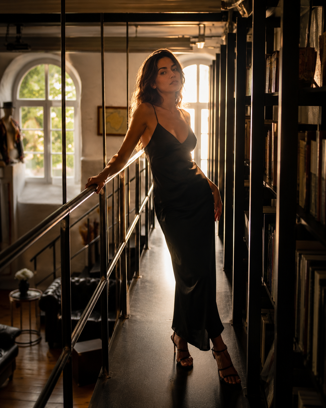 Model auf Galerie mit Lichtkante und dunklem Loft-Hintergrund