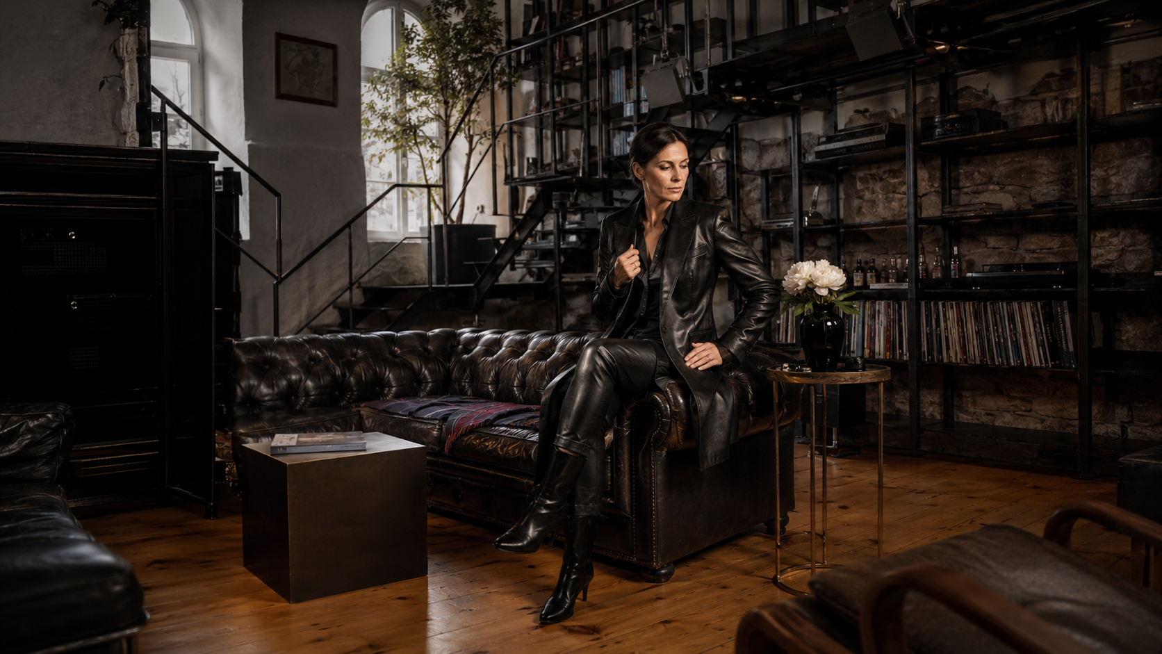 Schwarzer Lederlook auf Chesterfield-Sofa im Loft