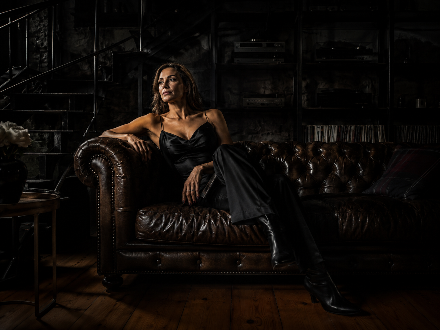 Sitzendes Low-Key Portrait auf Chesterfield-Sofa