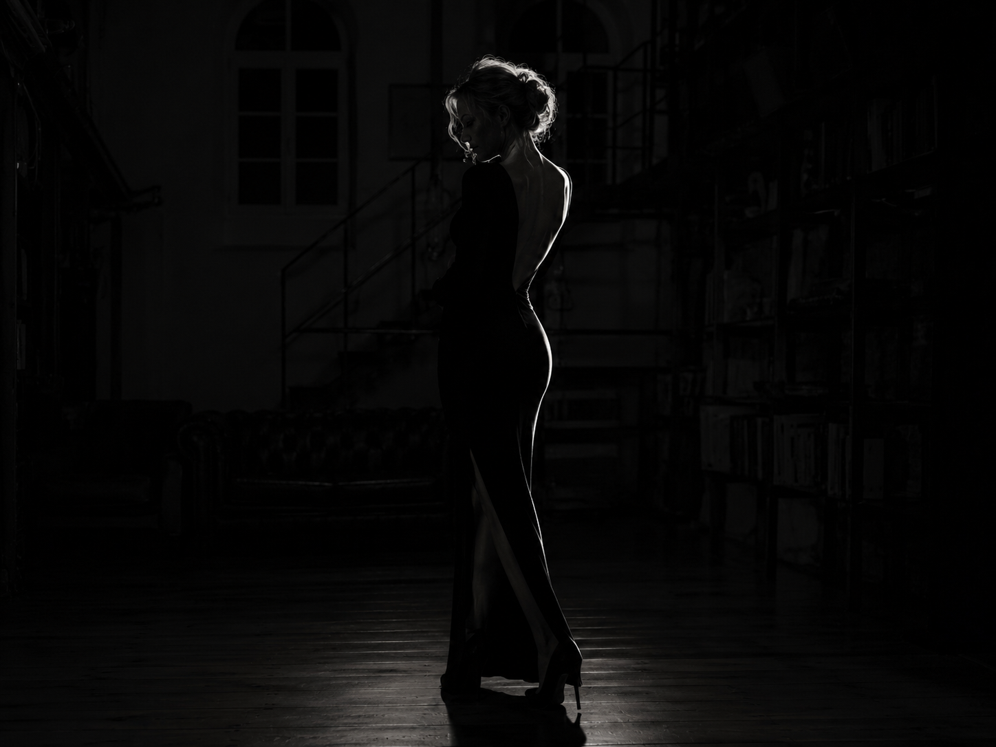 Silhouette und Körperlinie im dunklen Loft