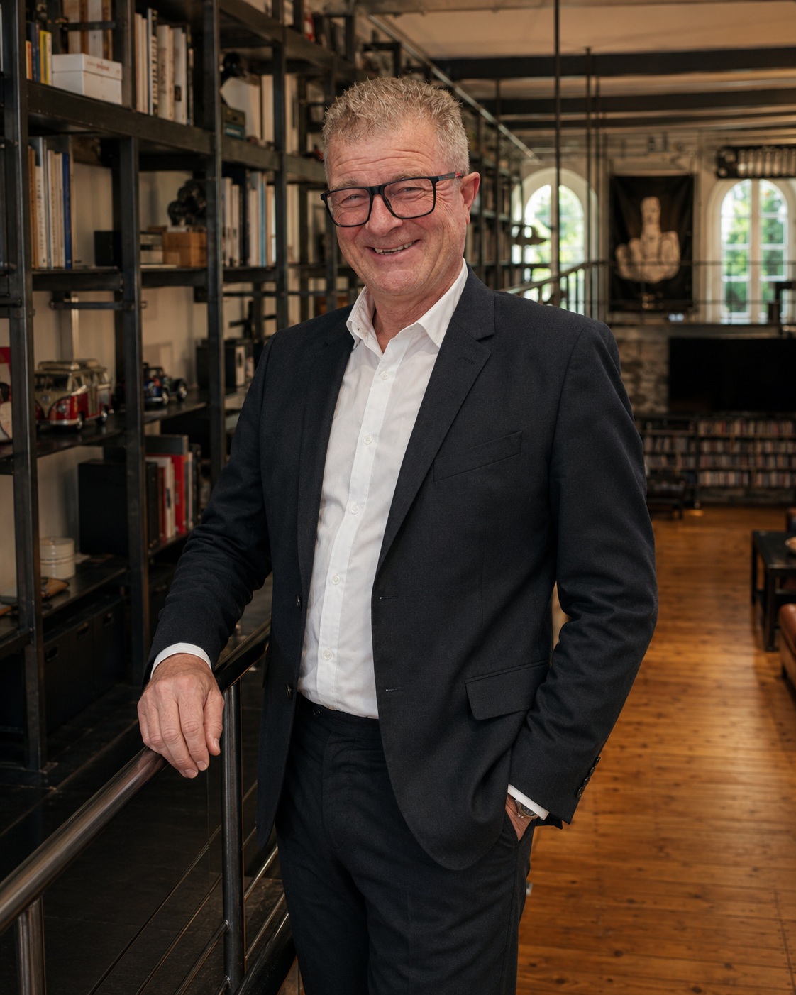 Lächelnder Mann im Loft